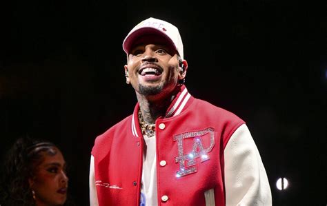 chris brown pics|Chris Brown Goes Viral For Meet & Greet Photos At。